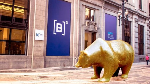 Montagem de estátua de urso dourado na frente da B3 | Ibovespa