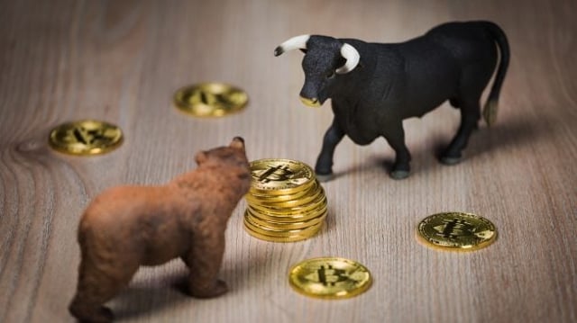 Miniaturas de touro e urso com moedas de bitcoin | Criptomoedas