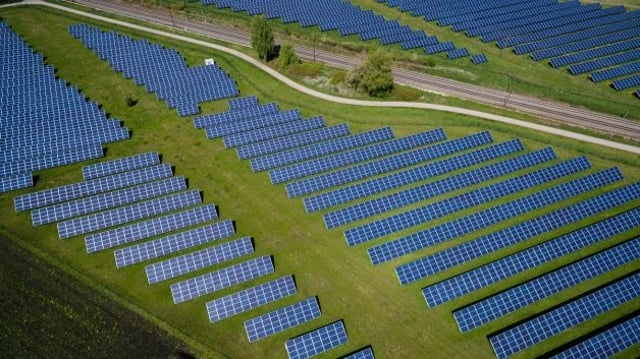 Painéis solares espalhados numa área rural. A Focus Energia (POWE3), empresa brasileira do setor, foi comprada pela Eneva (ENEV3)