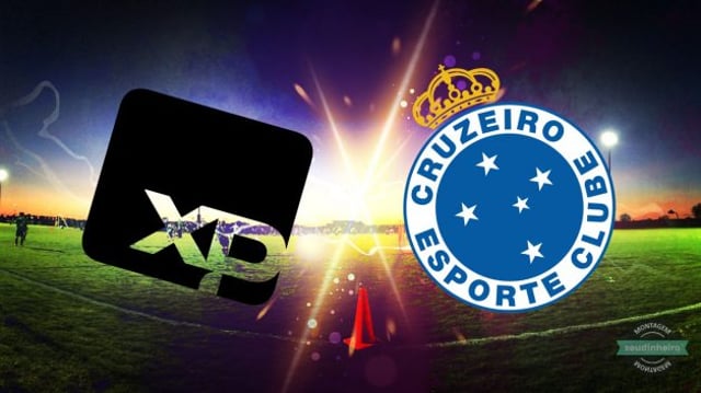 Logo da XP Investimentos e Cruzeiro disputando em campo de futebol
