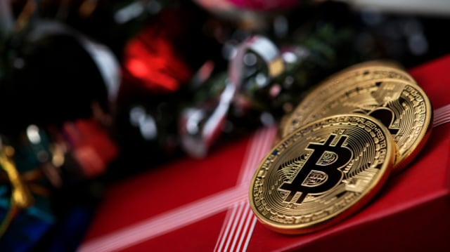 A queda do mercado de criptomoedas não deu uma pausa nem para o Natal, e o bitcoin (BTC) recua hoje