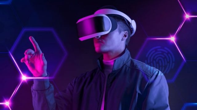 Homem usando óculos inteligentes tocando uma tela virtual remix de tecnologia futurística digital, referência ao metaverso