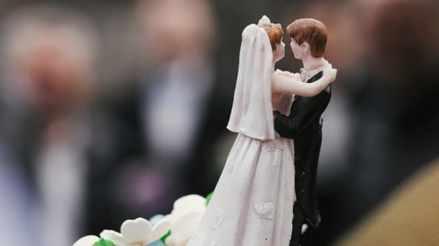 Estátua de noivos no topo de um bolo de casamento | Hapvida e Intermédica Gafisa brMalls Aliansce Sonae BRML3 ALSO3