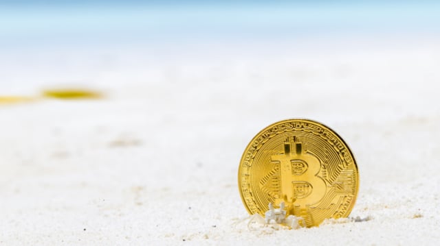 bitcoin na praia e criptomoedas andando de lado hoje