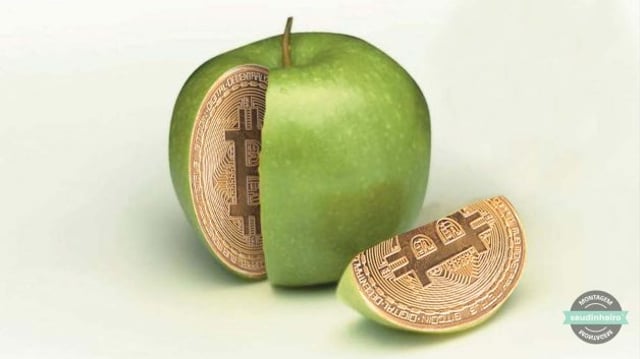 Maça cortada com um bitcoin e criptomoedas ao fundo