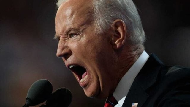 Presidente dos Estados Unidos, Joe Biden, grita ao microfone