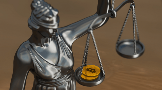 Uma mulher representando a Justiça segura o bitcoin (BTC) em uma balança