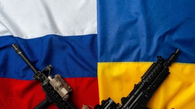 Bandeiras da Ucrânia e da Rússia com armas, simbolizando as tensões entre os dois países