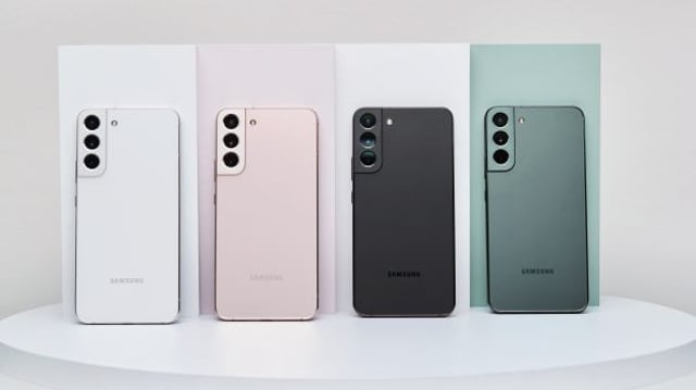 Quatro celulares modelo S22 da Samsung nas cores preto, branco, verde e rosa