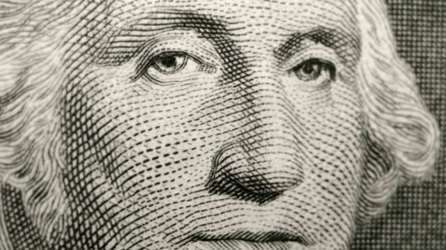 Um dólar olhando de perto para as pessoas
