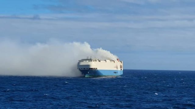 Navio pegando fogo no meio do Oceano Atlântico