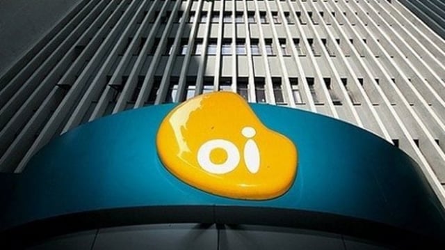 Fachada de loja da Oi (OIBR3), com o logo da empresa em amarelo sobre uma marquise verde
