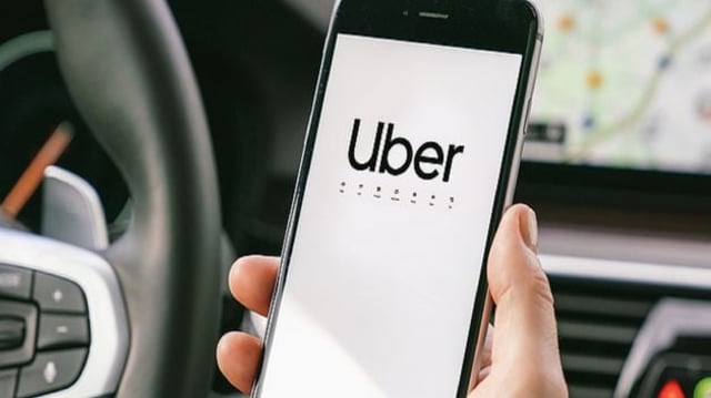 Um motorista acessa seu aplicativo para realizar uma corrida pela Uber