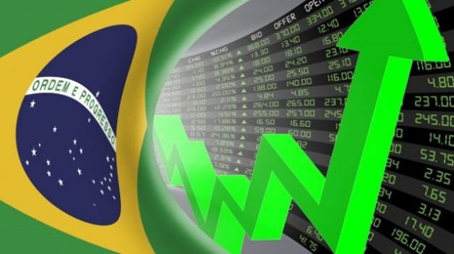 imagem mostra bandeira do brasil e painel de mercados em alta