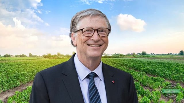 Bill Gates em frente a uma fazenda, representando investimentos no agronegócio.