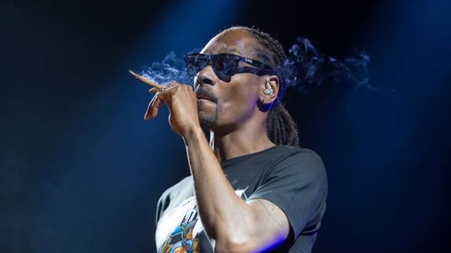 Snoop Dogg fumando