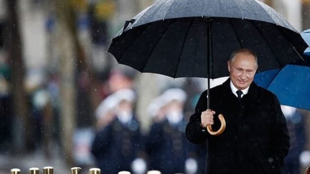 NÃO USAR ESSA FOTO - Presidente da Rússia, Vladimir Putin, caminha embaixo de chuva com um guarda-chuva aberto