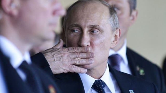 Presidente russo, Vladimir Putin, com a mão na boca simulando envio de um beijo | Rússia, Biden, Guerra