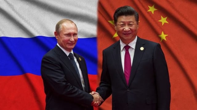 O presidente da Rússia, Vladimir Putin, aperta as mãos do presidente da China, Xi Jinping