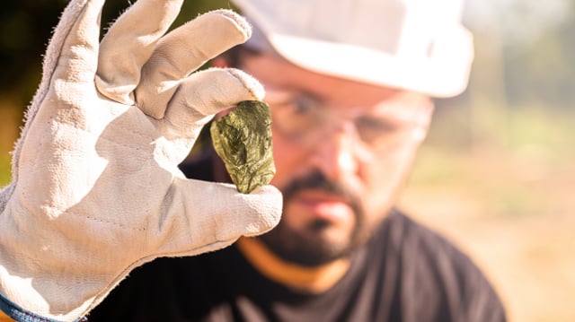 Mineração de ouro, principal atividade da empresa Aura Minerals (AURA33)