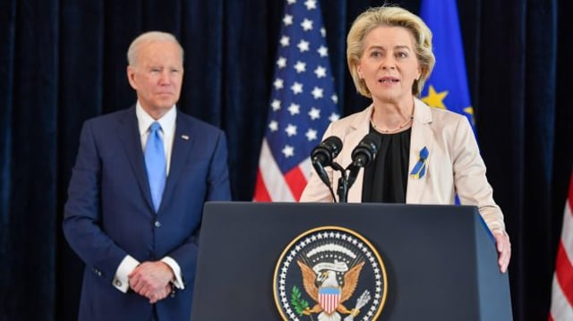 A presidente da Comissão Europeia, Ursula Von der Leyen, falando de pé em um púlpito com o presidente dos EUA, Joe Biden, de pé atrás dela