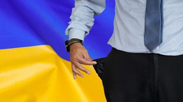 Homem mostra bolso vazio em razão da inflação, pressionada pela guerra na Ucrânia