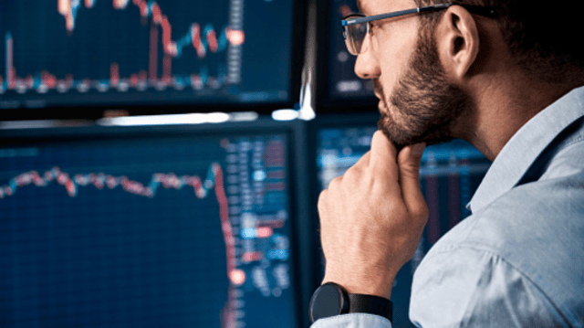 Investidor analisando a situação dos mercados na bolsa de valores