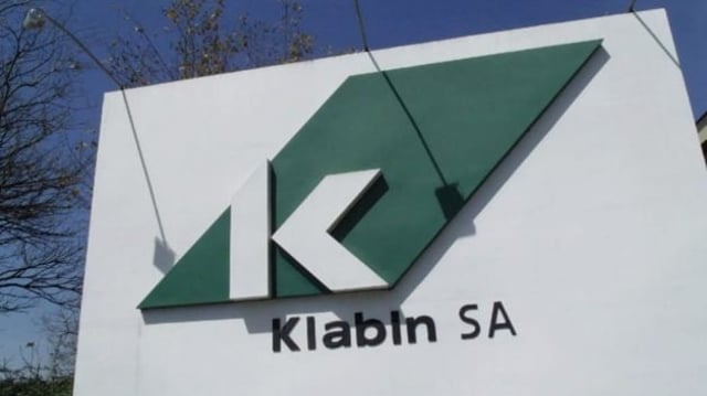 Totem com o logo da Klabin (KLBN11) em frente à sede da empresa