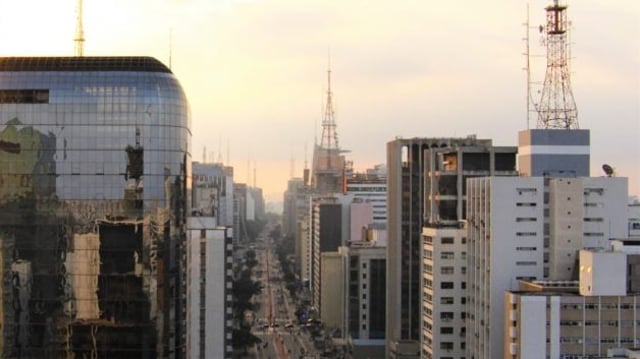 Vista do alto da Avenida Paulista, importante local de lajes corporativas para fundos imobiliários (FIIs)