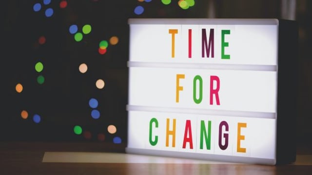 Placa com os dizeres Time for Change ou Tempo de Mudança