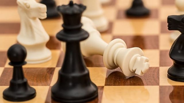 Tabuleiro de xadrez com as peças ajeitadas de uma maneira que representa um xeque-mate