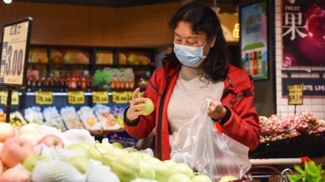 Mulher faz compras em supermercado em Yinchuan, no noroeste da China