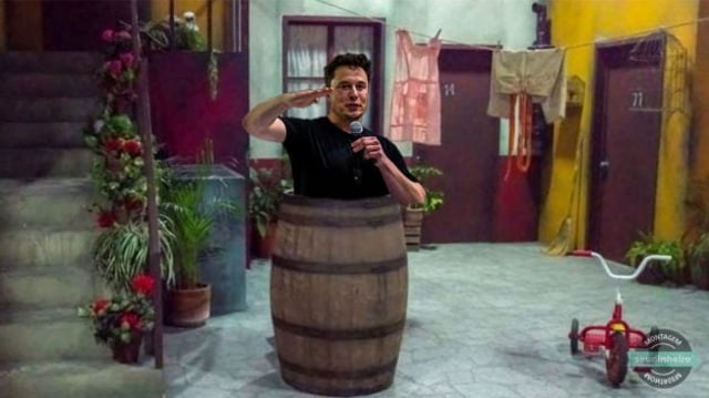 Montagem do Elon Musk com microfone na mão dentro do barril do Chaves