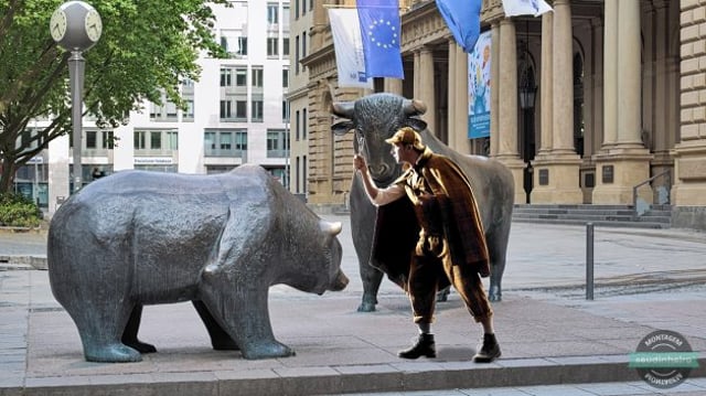 Montagem de um detetive com lupa entre o touro e o urso da Borsenplatz em frente à bolsa de valores de Frankfurt para representar o mistério de grandes gestores vendendo ações do Deutsche Bank e Commerzbank