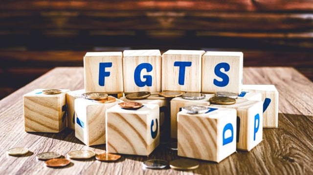 Dados de madeira formam a sigla FGTS