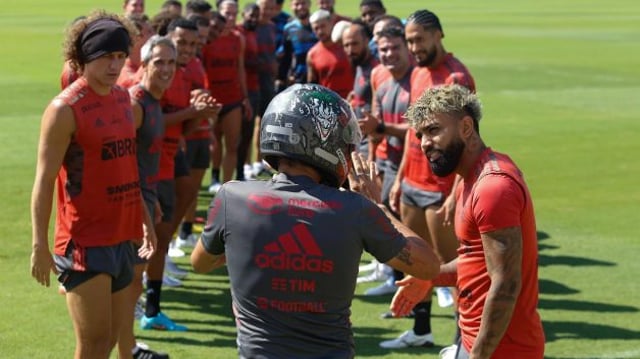 Flamengo durante treino em que Paulo Sousa usou um capacete