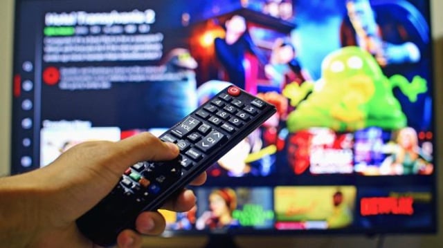 Televisão na tela da Netflix (NFLX34) mostrando um controle apontado para a tela