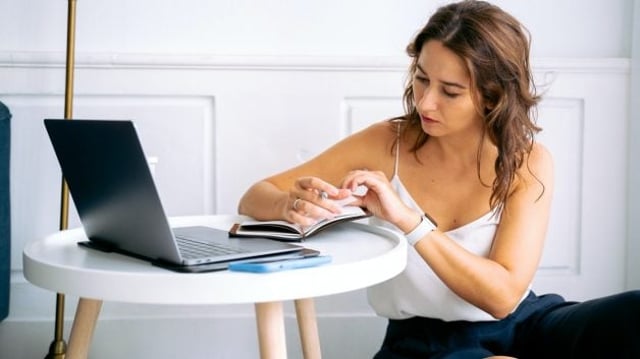 mulher fazendo planejamento do trabalho em dias; semana de 4 dias