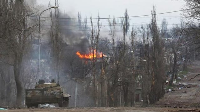 Veículo russo é visto nas ruas de Mariupol