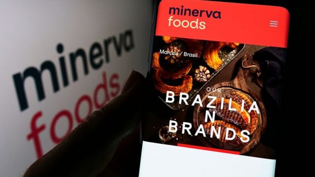Celular com a marca Minerva Foods (BEEF3) na tela e também ao fundo