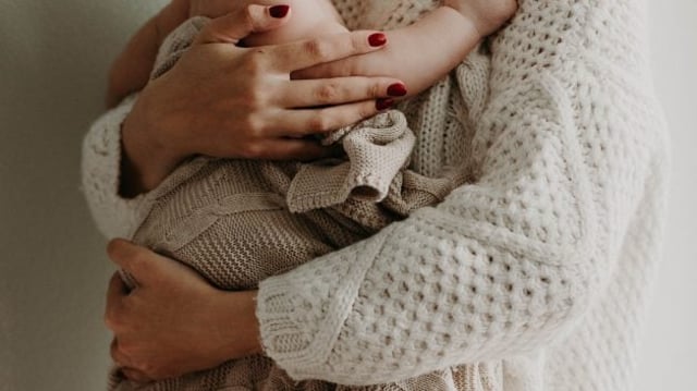 Mulher abraçado um bebê | Dia das Mães, investimentos