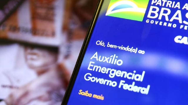 Celular exibe tela inicial do aplicativo usado para o cadastro no auxílio emergencial