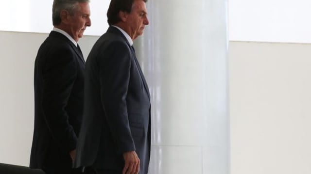 O senador Fernando Collor caminha ao lado do presidente sair Bolsonaro