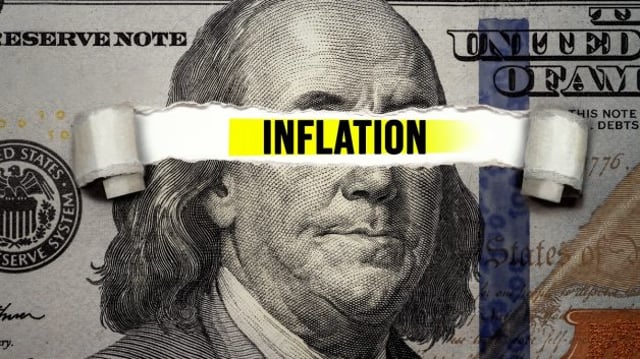 Montagem mostrando uma nota de dólar rasgada ao centro, com a palavra "inflation" grifada; representa a luta do Federal Reserve (Fed, o BC dos EUA) para controlar a inflação do país