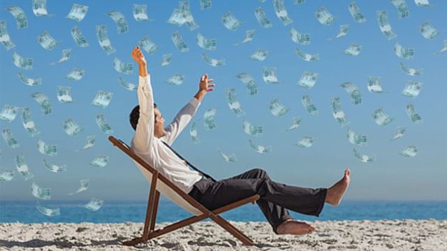 renda anticrise: homem na praia com notas de cem reais