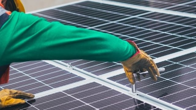 Taxação do Sol: homem instala painel de energia solar