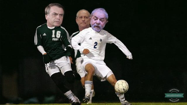Lula tentando driblar o Bolsonaro com a bola no pé com Ciro ao fundo