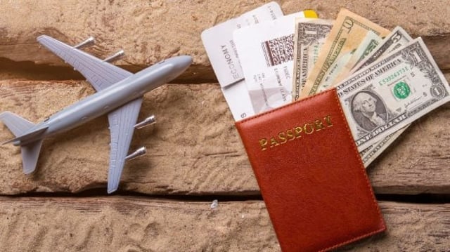 Dólares, avião e passaporte simbolizando viagem ao exterior