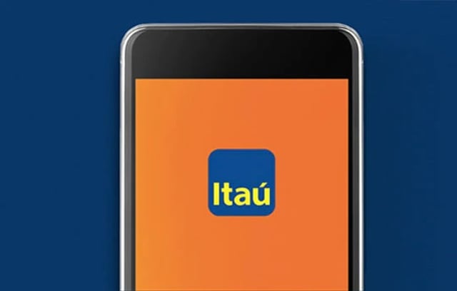 Tela de celular com logo do Itaú