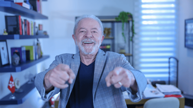 Presidente eleito Luiz Inácio Lula da Silva apontando para a câmera
